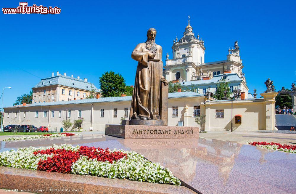 Immagine Monumento a Andrey Sheptytskyi nel centro di Lviv (Ucraina), vicino alla cattedrale di San Giorgio Martire - © Ruslan Lytvyn / Shutterstock.com