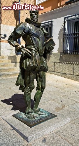 Immagine Monumento dedicato a Cervantes nel centro di Toledo, in Castiglia, nel cuore della Spagna. Lo scrittore spagnolo visse ad Esquivias, nella provincia di Toledo, per qualche anno a partire dal 1584 - © Kushch Dmitry / Shutterstock.com