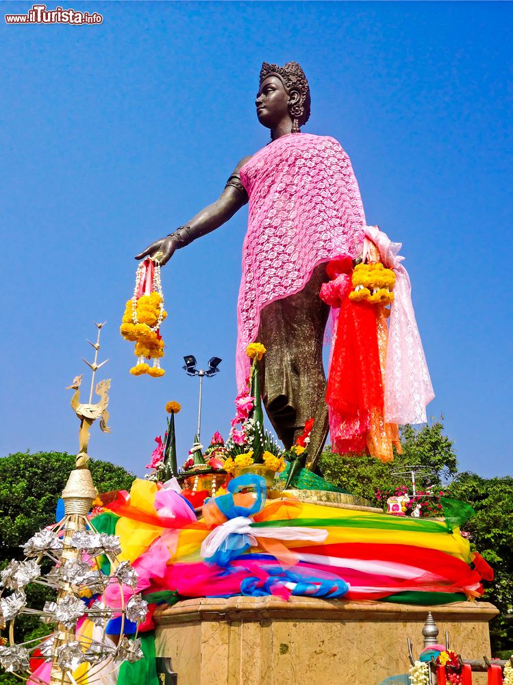 Immagine Il monumento a Chamadevi Queen nel parco di Nong Dok a Lamphun, Thailandia. Questa statua è stata costruita per commemorare la regina Chamadevi, prima sovrana di Hariphunchai, regno fondato fra il VII° e l'VIII° secolo nel territorio dell'odierna Thailandia del Nord.