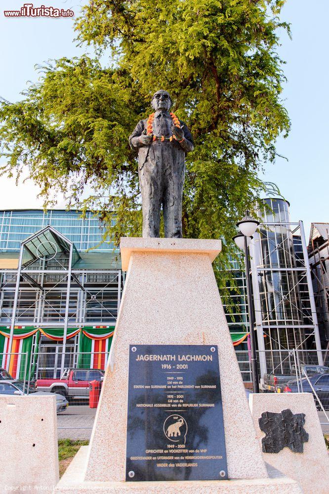 Immagine Monumento a Jagernath Lachmon nel centro storico di Paramaribo, Suriname. Politico del Suriname, nacque nel 1916 e morì nel 2001 all'età di 85 anni nella città olandese di The Hague - © Anton_Ivanov / Shutterstock.com