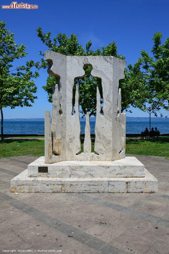 Immagine Monumento fronte lago a Marta, Lazio, costa meridionale del Lago di Bolsena- © ValerioMei / Shutterstock.com