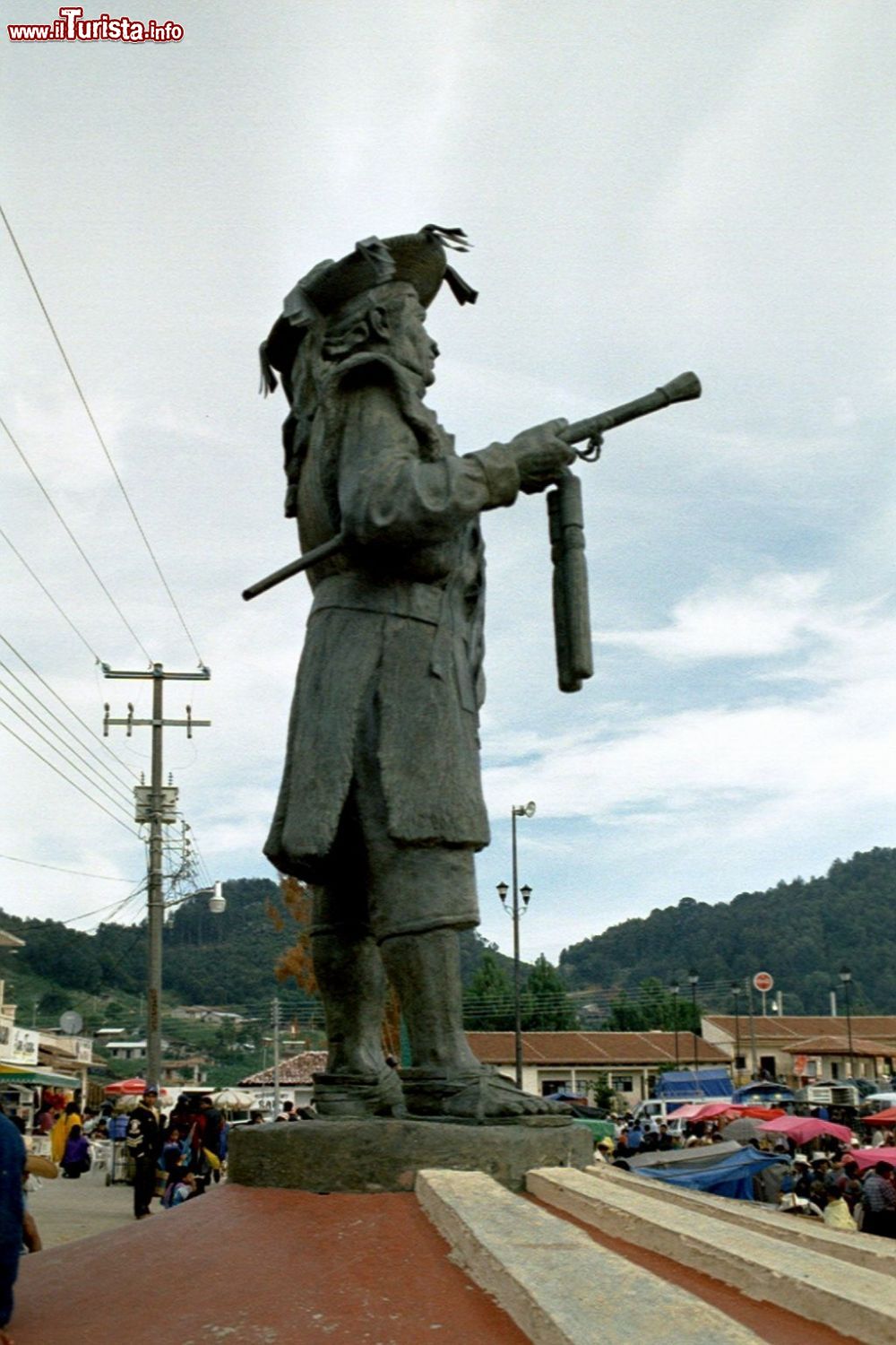 Immagine Il "Monumento a mi raza" sulla piazza principale del villaggio di San Juan Chamula, in Chiapas (Messico).