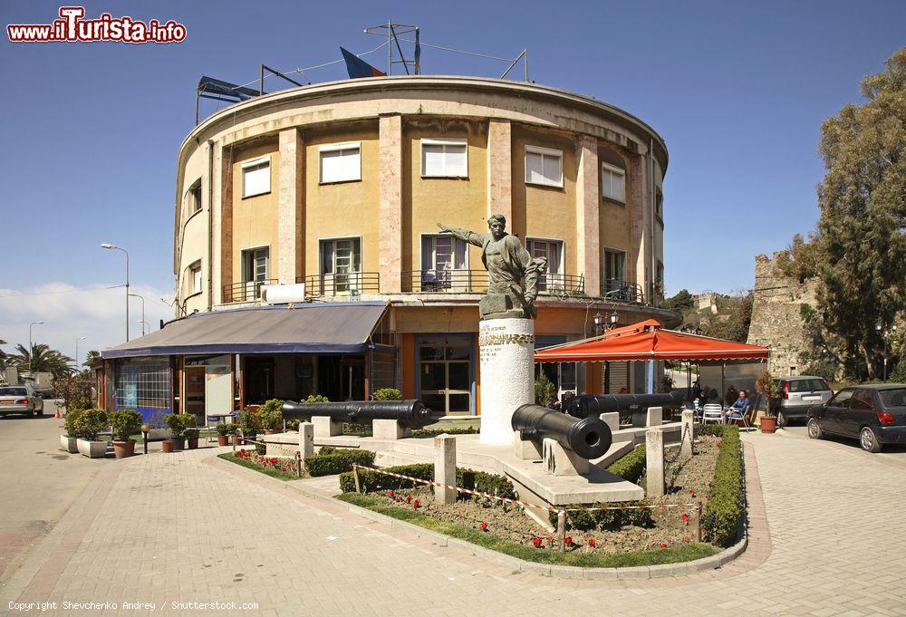 Immagine Il monumento a Mujo Ulqinaku a Durazzo, Albania. Sottufficiale della marina militare albanese, organizzò la resistenza armata contro l'occupazione italiana in Albania. E' considerato eroe nazionale - © Shevchenko Andrey / Shutterstock.com