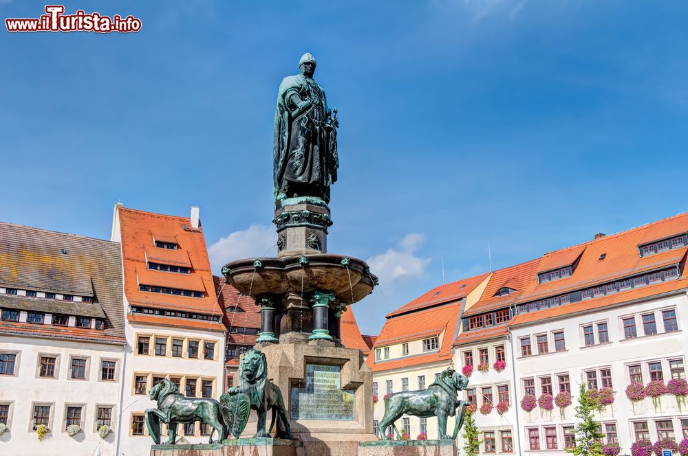 Immagine Monumento a Otto den Reichen nel centro di Freiberg, Germania. In Obermarkt, storica piazza cittadina che misura 110 metri per 72, si trova al suo centro il monumento bronzeo a Otto den Reichen con quattro leoni araldici.