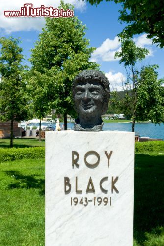 Immagine Monumento a Roy Black a Velden am Woethersee in Austria. E' stato un popolare cantante del genere schlager - © hans engbers / Shutterstock.com