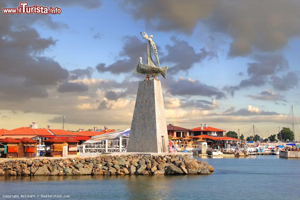 Immagine Il Monumento a San Nicola, patrono dei naviganti, è stato realizzato nel 2006 a Nesebăr (Bulgaria) - © Belikart / Shutterstock.com