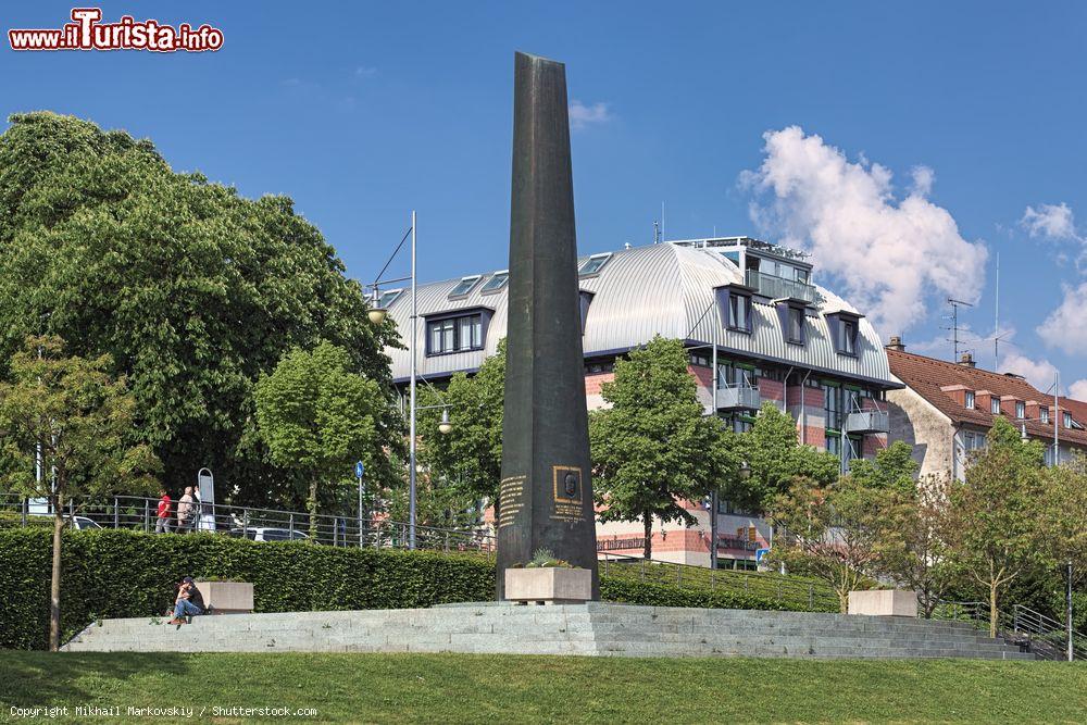 Immagine Il monumento a Graf Ferdinand von Zeppelin realizzato dallo scultore Toni Schneider-Manzell nel 1985 a Friedrichshafen (Germania). - © Mikhail Markovskiy / Shutterstock.com