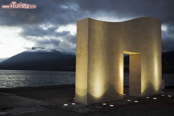 Immagine Sull'isola di Pico, nel paese di Sao Roque, si può ammirare il museo dell'Industria Baleniera che descrive l'attività e la lavorazione della caccia alla balena: al suo interno sono conservate le antiche caldaie, i forni e le macchine per la bollitura del grasso della balena che veniva trasformato in olio industriale e farine animali. Oltre a questa interessante area museale si può ammirare anche il suggestivo monumento dedicato ai balenieri che di notte rischiara l'isola con la sua illuminazione specchiandosi nelle acque dell'Oceano Atlantico - © mrfotos / Shutterstock.com