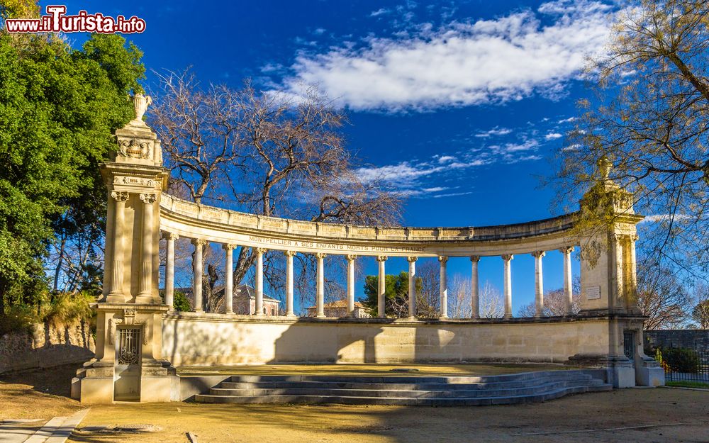 Immagine Monumento ai Caduti all'Esplanade Charles-de-Gaulle a Montpellier (Francia) in una giornata di sole.