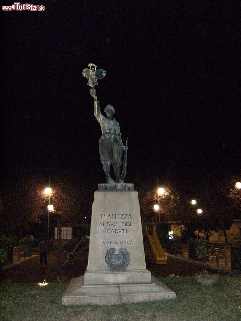 Immagine Monumento ai caduti di Pianezza in Piemonte - © Enrico Forzese - Wikipedia