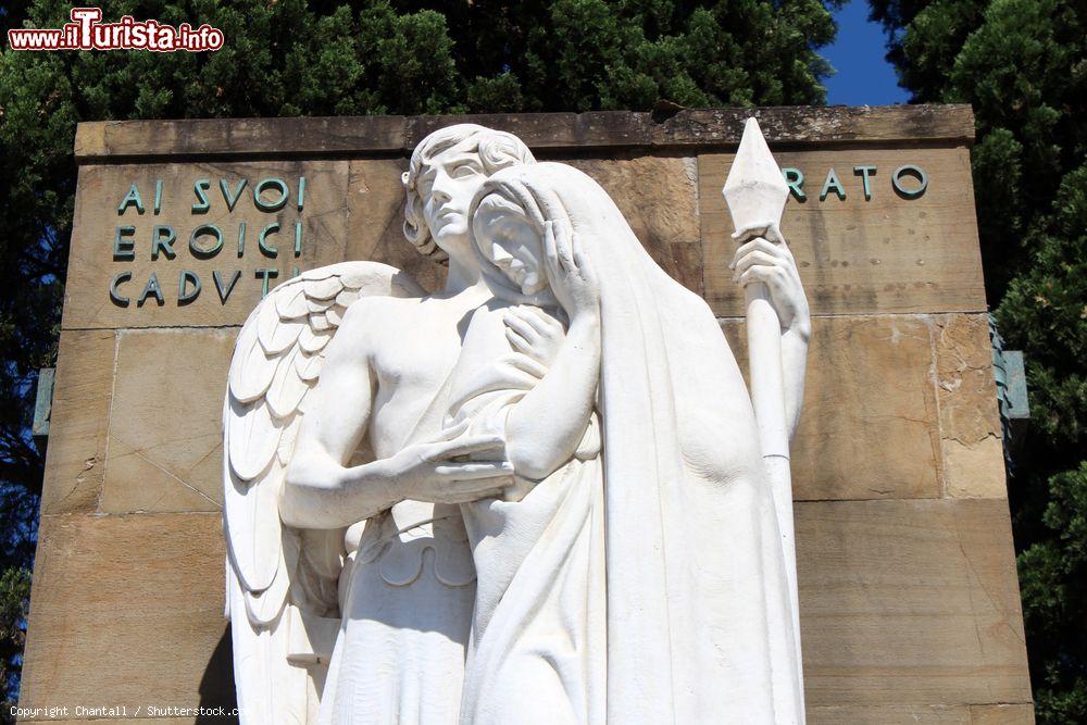 Immagine Monumento ai caduti di Piazza delle Carceri a Prato, Toscana. Particolare delle statue in pietra bianca - © Chantall / Shutterstock.com