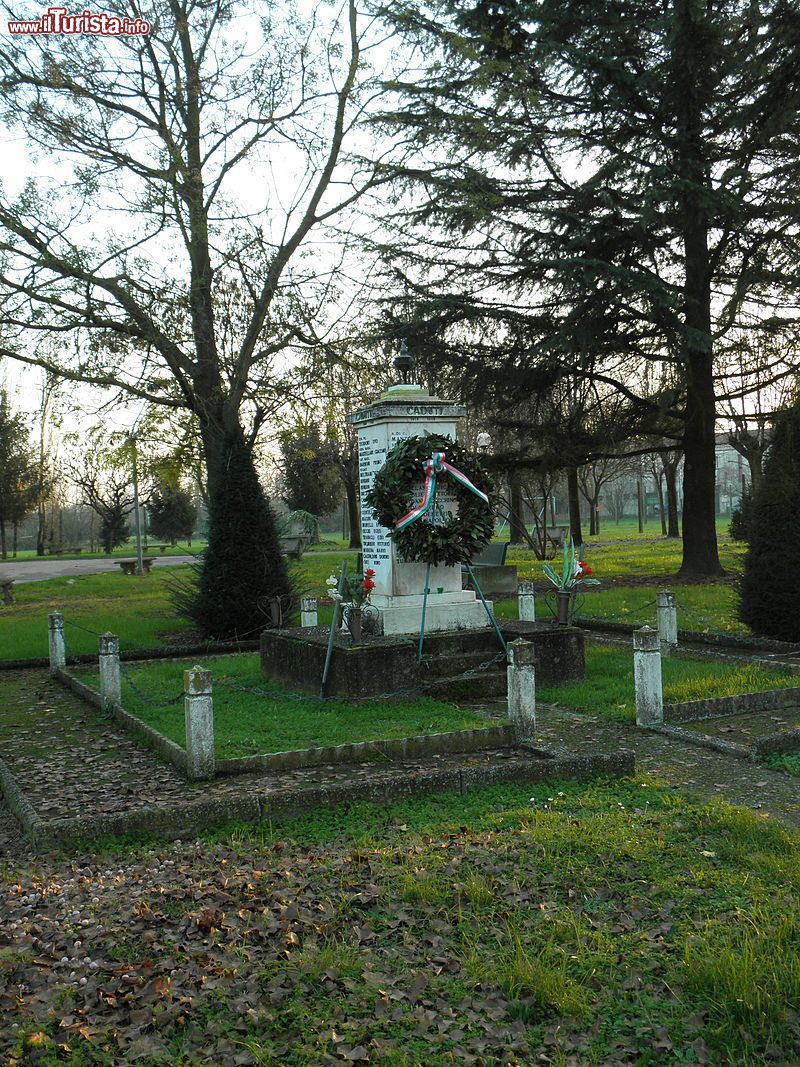 Immagine Monumento ai caduti di Rovereto, COmune di  Ostellato (Ferrara) - © Threecharlie, CC BY-SA 4.0, Wikipedia