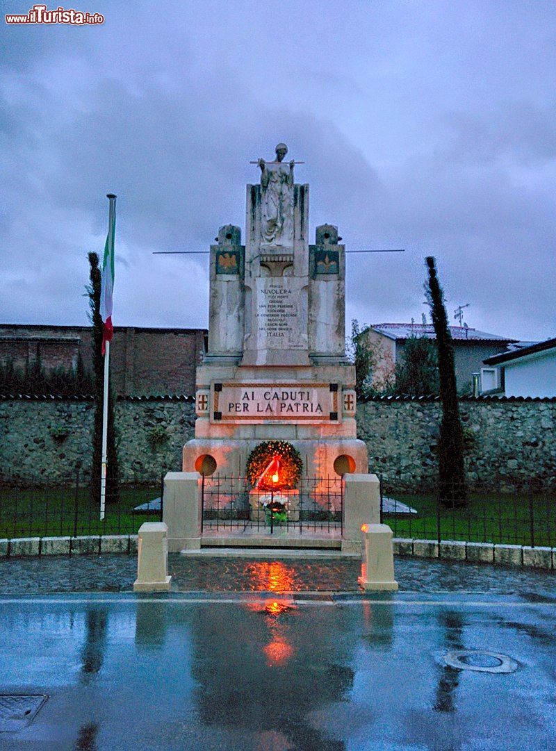 Immagine Monumento ai Caduti per la Patria di Nuvolera  - © Di Gianluca Cogoli, CC BY 3.0, Wikipedia