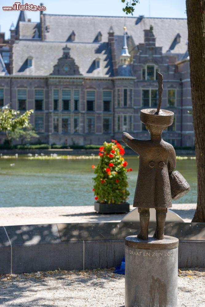 Immagine Monumento al bambino con il castello Binnenhof ia L'Aia (Olanda) - © Valentin Ivantsov / Shutterstock.com