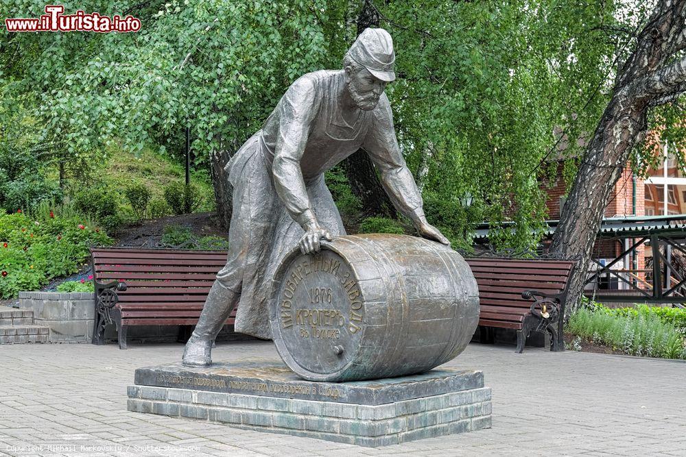 Immagine Il Monumento al Birraio disegnato da Vladimir Romanov e realizzato da Maksim Petrov. Siamo a Tomsk, in Russia  - © Mikhail Markovskiy / Shutterstock.com