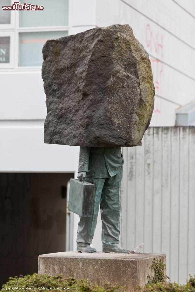 Immagine Monumento al burocrate sconosciuto nella città di Reykjavik, Islanda - © dvoevnore / Shutterstock.com