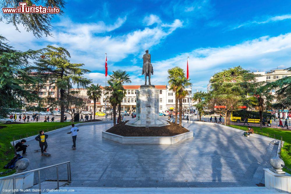 Immagine Monumento al fondatore del paese Ataturk nella città di Bursa. Questa località è una famosa destinazione turistica dell'Anatolia - © Nejdet Duzen / Shutterstock.com