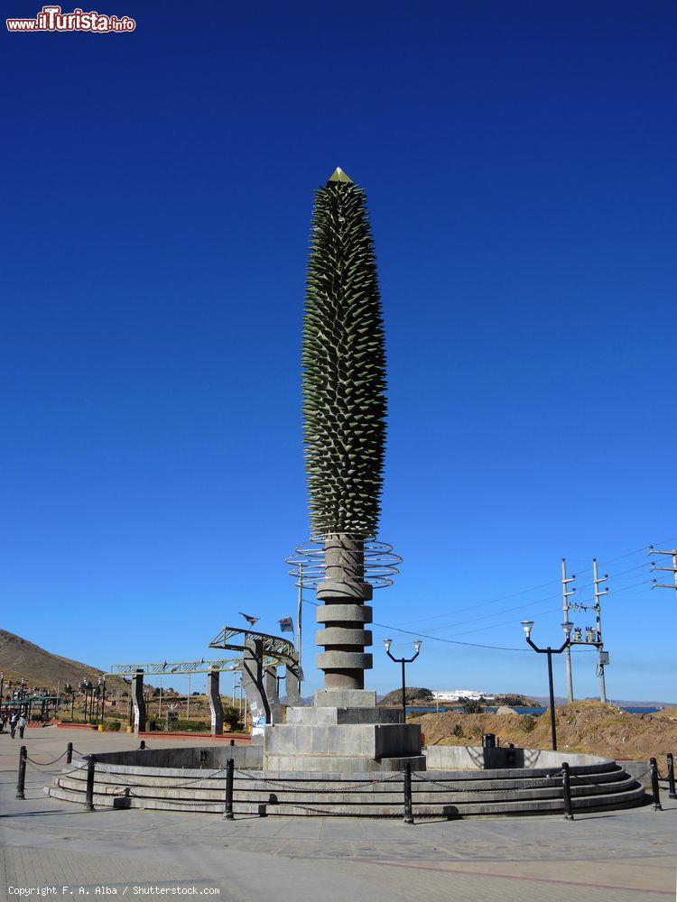 Immagine Monumento al mais nei pressi del porto di Puno, Perù - © F. A. Alba / Shutterstock.com