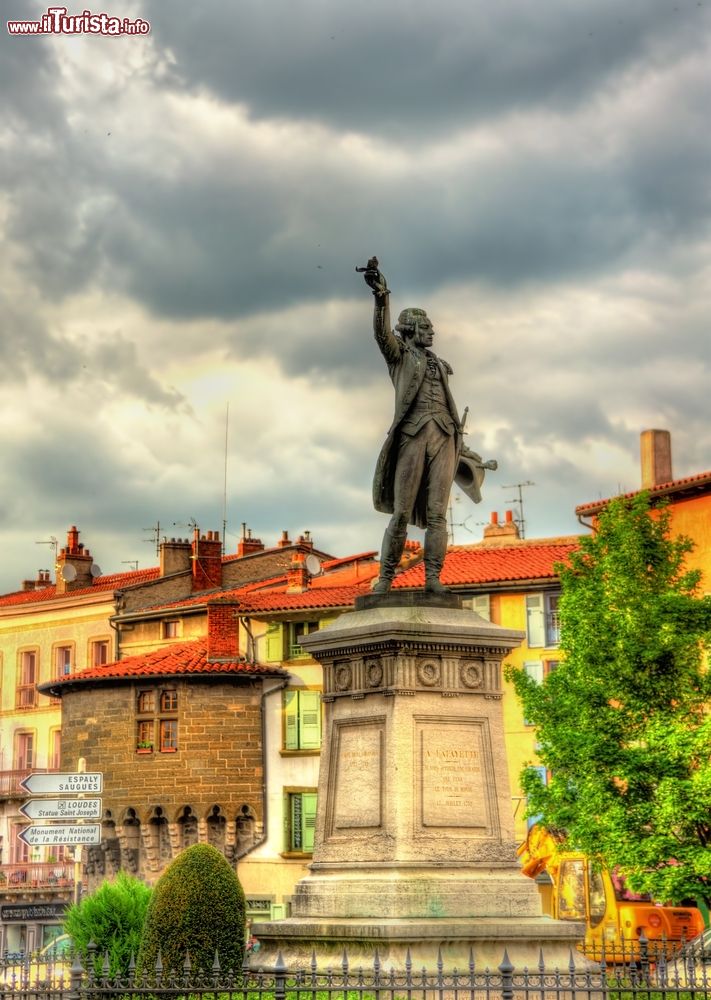 Immagine Monumento al marchese de Lafayette a Le Puy-en-Velay, Francia, fotografato in una giornata con il cielo grigio.