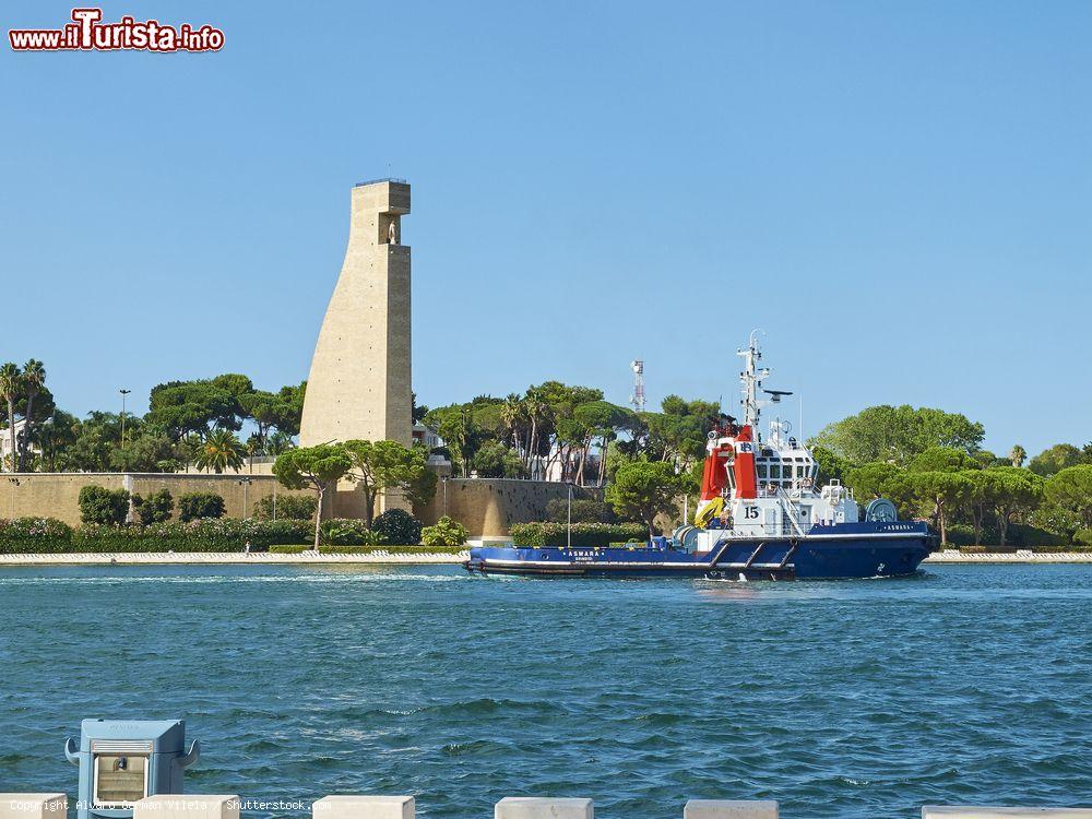 Immagine Monumento al Marinaio d'Italia a Brindisi, Puglia. Questa struttura a forma di timone svetta sul porto di Brindisi e si innalza per 53 metri. Venne realizzato per commemorare i 6 mila marinai caduti durante la Prima Guerra Mondiale per volere di Benito Mussolini - © Alvaro German Vilela / Shutterstock.com