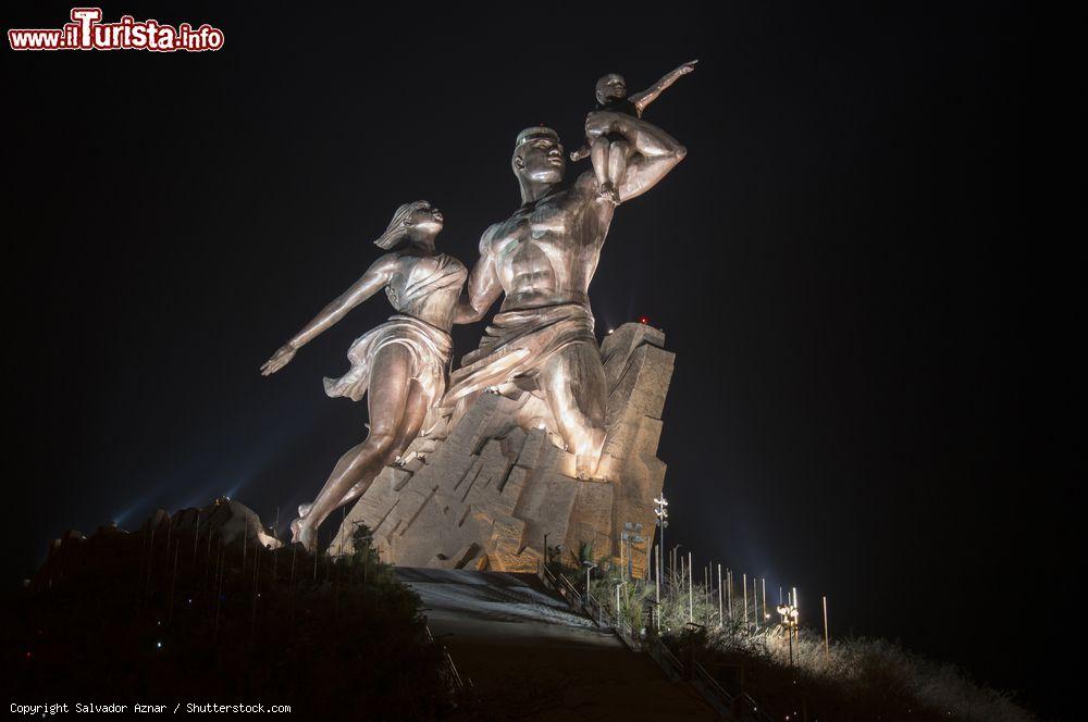 Immagine Monumento al Rinascimento Africano sulla collina vulcanica di Mamelles, Dakar, Senegal. Questo complesso scultureo in bronzo e rame, qui fotografato di notte, si innalza per 52 metri su una delle due colline coniche vulcaniche che si affacciano sulla capitale del Senegal - © Salvador Aznar / Shutterstock.com