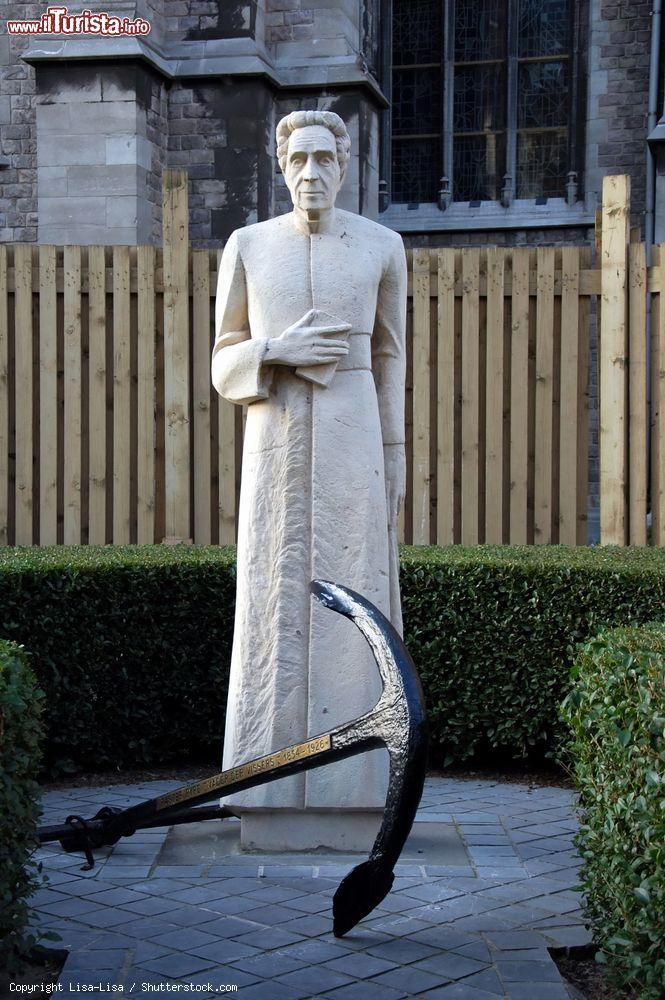 Immagine Monumento al sacerdote cattolico a Ostenda, Belgio - © Lisa-Lisa / Shutterstock.com