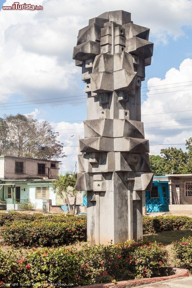 Immagine Il Monumento al Trabajo (Monumento al Lavoro) in stile cubista a Las Tunas, Cuba - © Matyas Rehak / Shutterstock.com