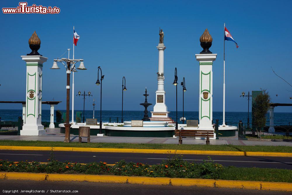 Immagine Monumento alla comunità cilena-croata della città di Iquique, Cile, Sud America - © JeremyRichards / Shutterstock.com