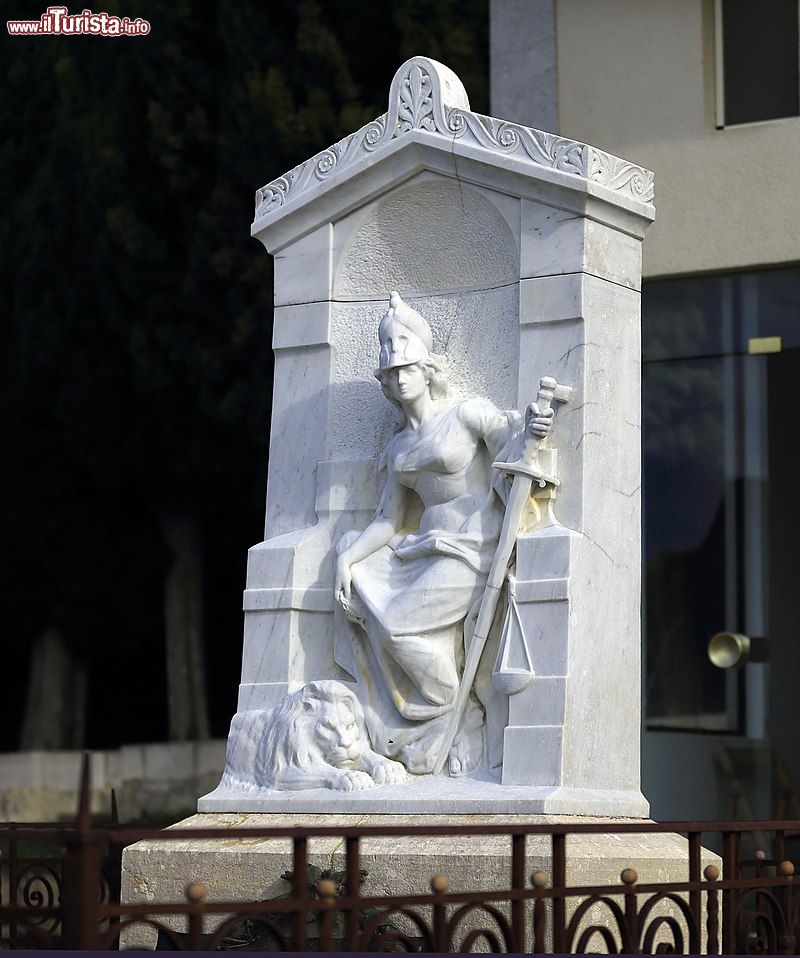 Immagine Monumento alla Giustizia di Mario Rutelli. Siamo al Cimitero monumentale di Bisacquino, presso la tomba del giurista bisacquinese Giuseppe Cantavespri - © S.P. Amato, CC BY-SA 4.0, Wikipedia