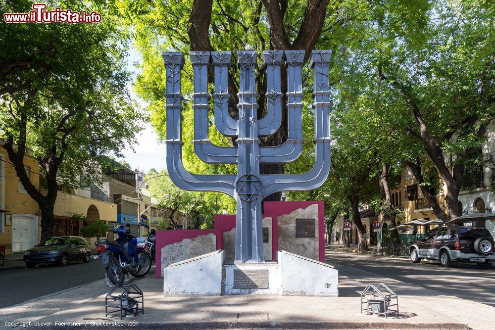 Immagine Il monumento alla Menorah nel centro cittadino di Mendoza, Argentina - © Oliver Foerstner / Shutterstock.com