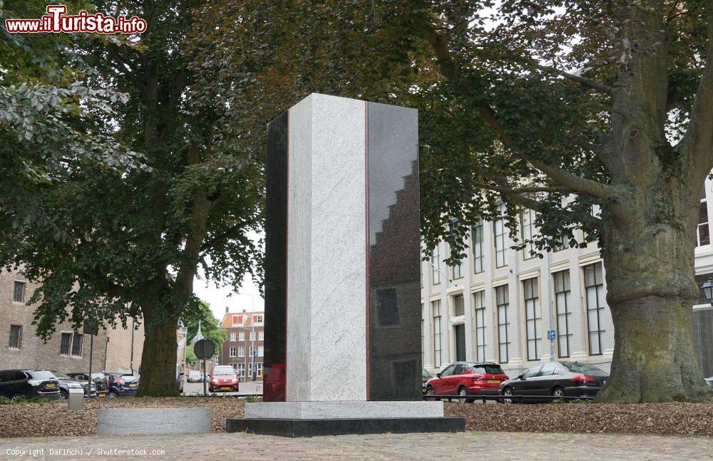 Immagine Monumento alla schiavitù (Zeeuws Slavernijmonument) di Middelburg, Olanda. E' stato eretto per commemorare l'abolizione della schiavitù nel paese - © Dafinchi / Shutterstock.com