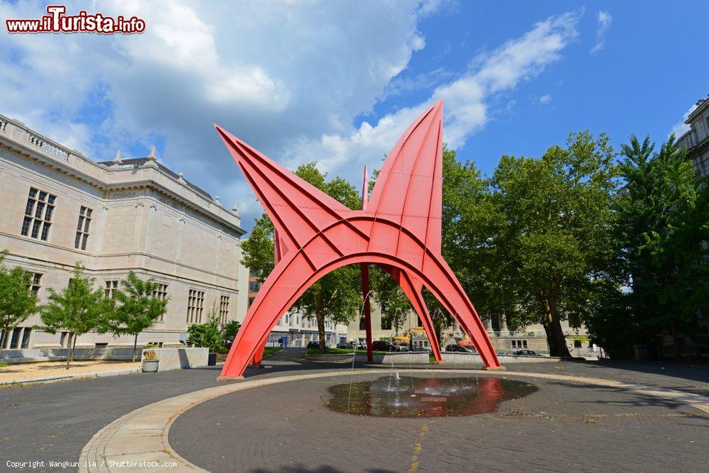 Immagine Monumento allo stegosauro nel centro di Hartford, Connecticut (USA). Realizzata nel 1971, quest'opera di Alexander Calder si trova al Burr Mall - © Wangkun Jia / Shutterstock.com