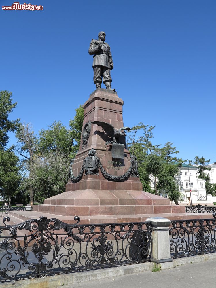 Immagine Il monumento allo Zar Alessandro III sul lungofiume della città di Irkutsk, in Russia.