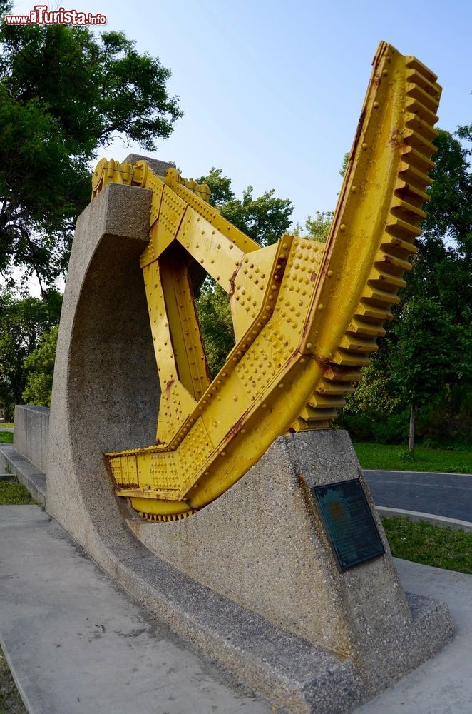 Immagine Monumento all'Osborne Street Bridge a Winnipeg, Manitoba, Canada.