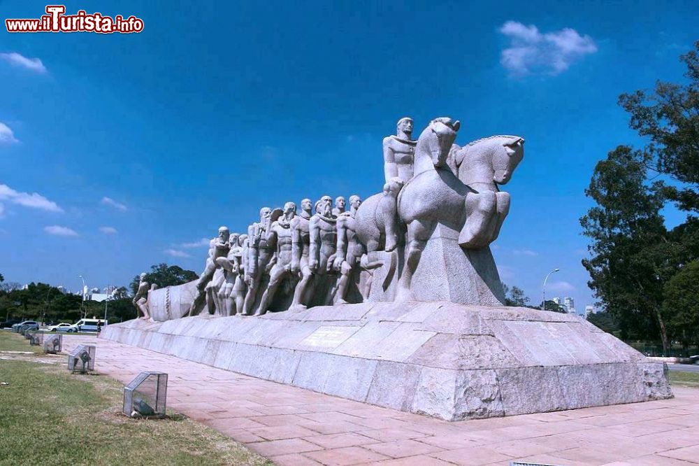 Immagine Il Monumento as Bandeiras do Ibirapuera di Amadora, Portogallo - © Tatiane de souza macedo - CC BY-SA 4.0, Wikipedia