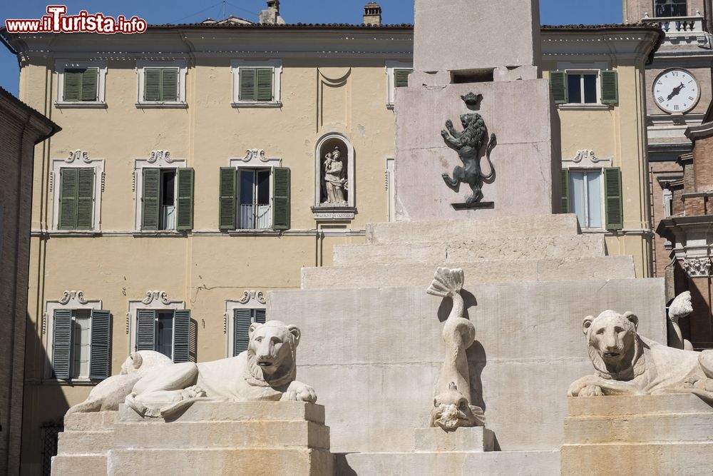 Immagine Monumento con sculture nel centro storico di Jesi, Marche. In primo piano, due statue di leoni.