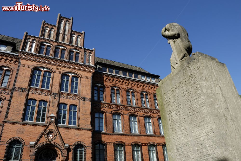 Immagine Monumento davanti a un museo di Flensburg. La città può contare su diversi interessanti musei dedicati alla storia locale.