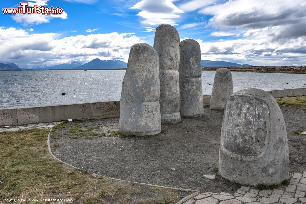 Immagine Il monumento della Mano a Puerto Natales, Cile. Questa scultura che raffigura le cinque dita uscire dal terreno sorge sul lungomare cittadino - © marktucan / Shutterstock.com