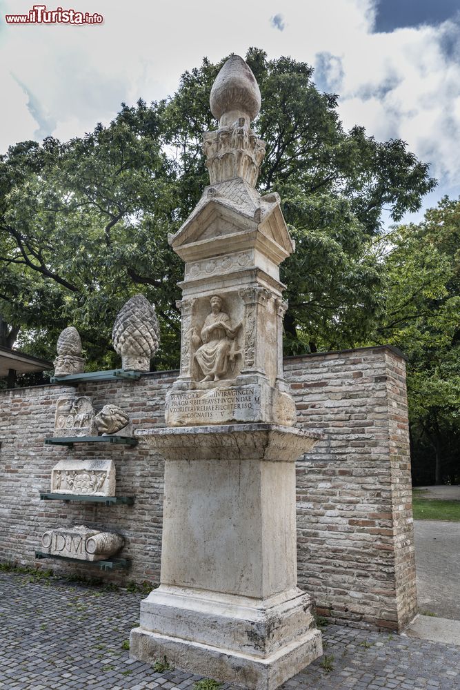 Immagine Monumento di epoca romana in un parco vicino alla cattedrale di Augusta, Germania.