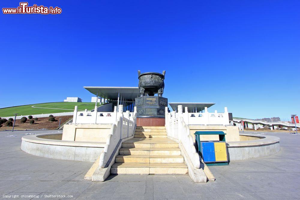 Immagine Monumento di unità nazionale all'Inner Mongolia Museum di Hohhot, Cina - © chinahbzyg / Shutterstock.com