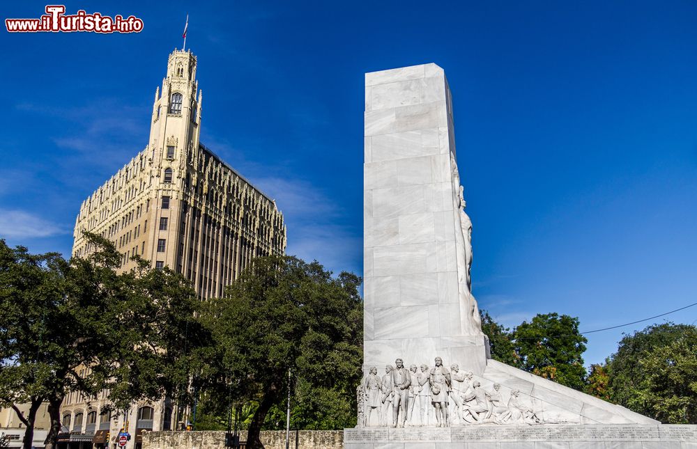 Immagine Monumento e chiesa nel centro cittadino di San Antonio, Texas, USA. Questa località deve il suo nome a Sant'Antonio da Padova.