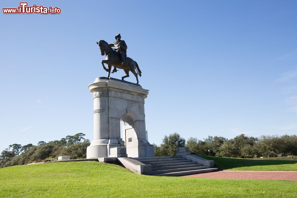Immagine Monumento equestre a Sam Houston all'Hermann Park di Houston, Texas.