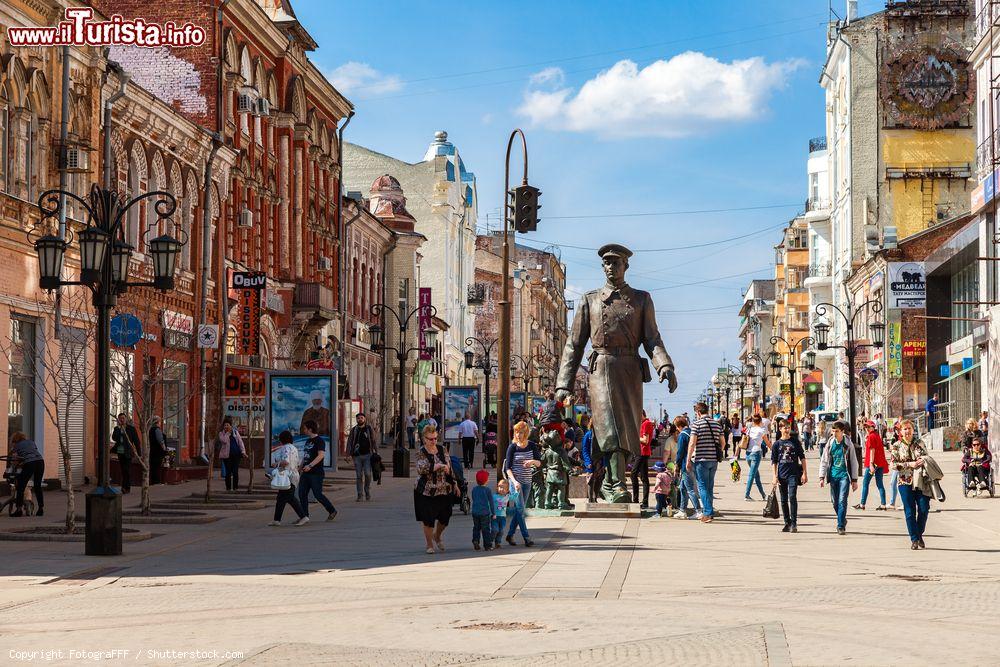 Immagine Il monumento in bronzo "Uncle Stepa-militiaman" nell'area pedonale della città di Samara, Russia. Inaugurata nel novembre 2015, questa scultura è opera dall'artista Z. Tsereteli - © FotograFFF / Shutterstock.com