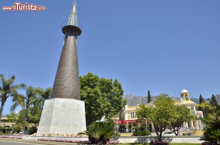 Immagine Monumento ricoperto da lastre di rame a Marbella, Spagna. A progettare la realizzazione di questa lanterna sono stati gli architetti Barrios e Cepedano - © monysasu / Shutterstock.com