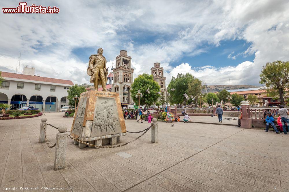 Immagine Monumento nei pressi di Plaza de Armas a Huaraz, Perù - © Kanokratnok / Shutterstock.com