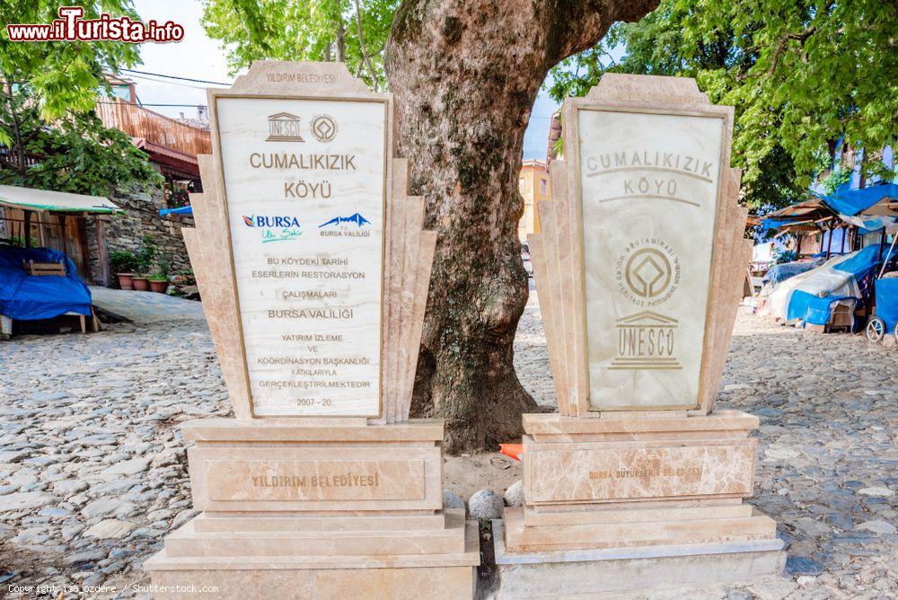 Immagine Monumento nello storico villaggio di Cumalikizik, popolare destinazione turistica della Turchia. Siamo nei pressi della città di Bursa situata a sud del mar di Marmara - © isa_ozdere / Shutterstock.com