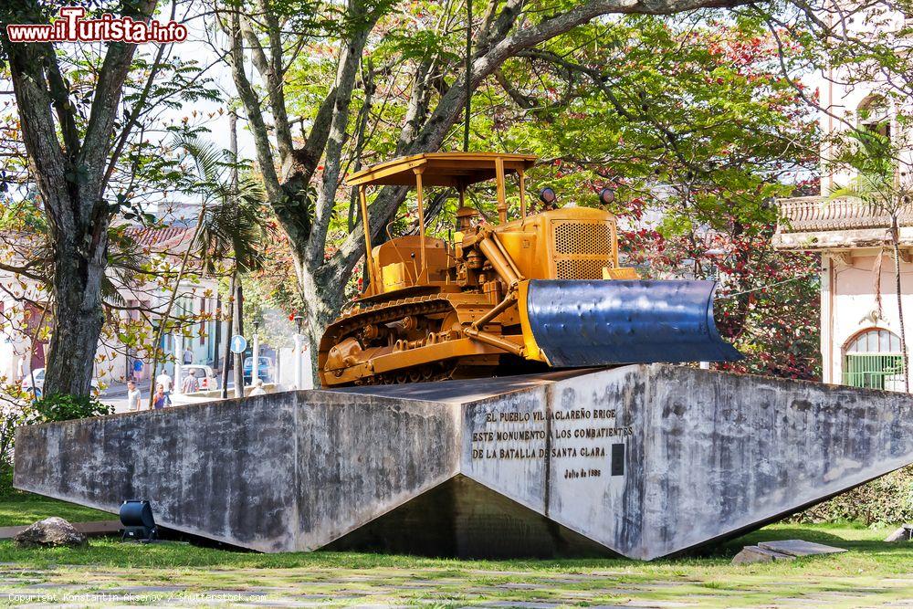Immagine Il bulldozer utilizzato da Che Guevara durante la battaglia di Santa Clara (Cuba). La macchina, utilizzata per scardinare i binari, è parte del "Monumento a la toma del tren blindado" - foto © Konstantin Aksenov / Shutterstock.com