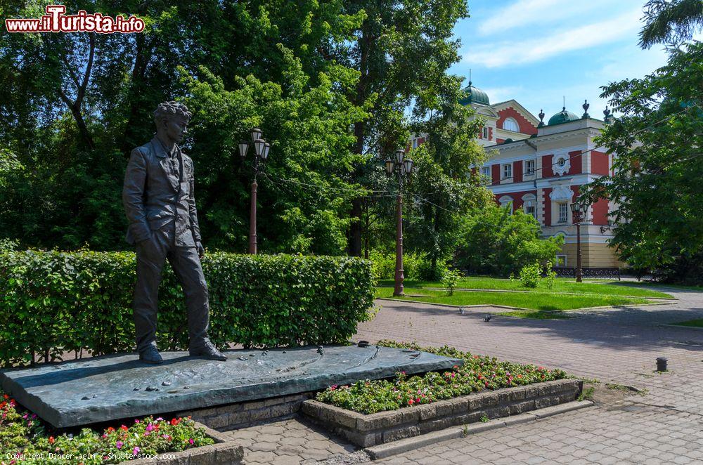 Immagine Il monumento ad A.Vampilov, scrittore e drammaturgo sovietico, nelle strade di Irkutsk - © Dincer.agin / Shutterstock.com