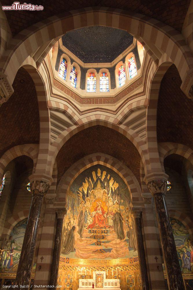 Immagine Mosaici dietro l'altare nella cappella di St. Claude de la Colombiere a Paray-le-Monial, Francia - © DyziO / Shutterstock.com