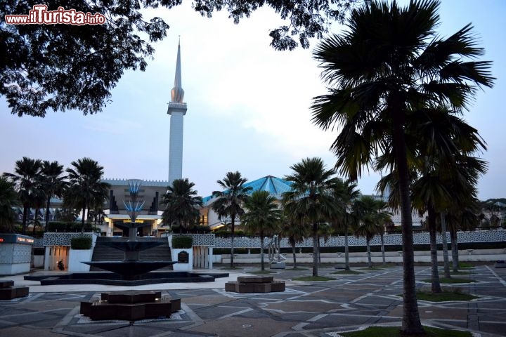 Immagine Moschea nazionale, Kuala Lumpur: conosciuta con l nome locale di Masjid Negara, è il principale luogo di culto dei musulmani. La sua cupola a forma di ombrello ha diciotto punte, che rappresentano rispettivamente i tredici stati della Malesia ed i cinque pilastri dell'Islam.